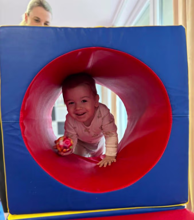 Chlapček sa hrá v modrom pohybovom tuneli počas lekcie PlayWisely